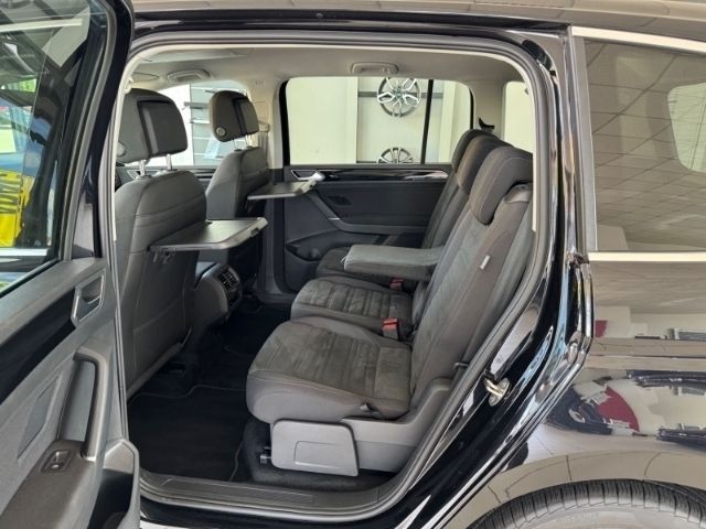 Gebraucht VW Touran Highline 150 PS (110 kW) 2023 Schwarz Van / Kleinbus