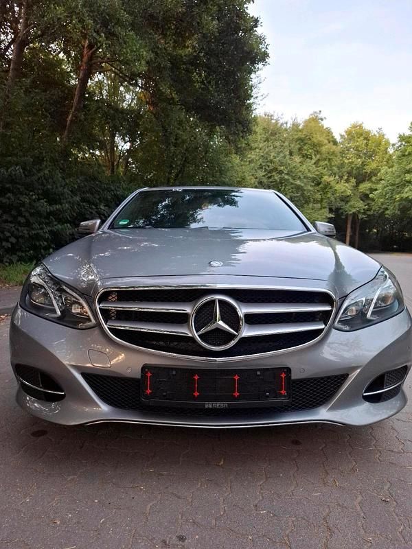 Grau Gebraucht 2014 Mercedes E220 Limousine | 13.600 € (Etwas zu teuer) - Bild 1/4