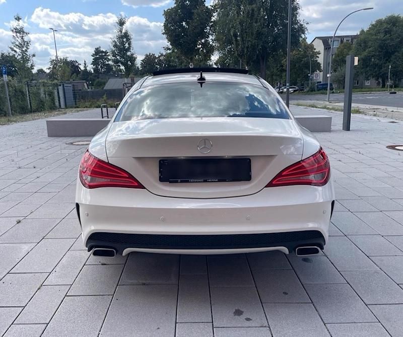 Weiß Gebraucht 2013 Mercedes CLA180 AMG Limousine | 16.500 € (Fairer Preis) - Bild 1/4