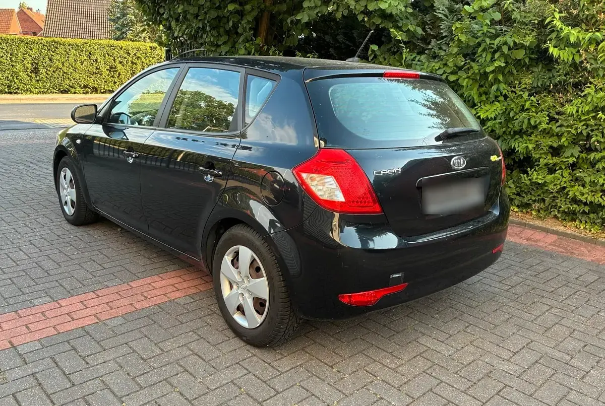 Gebraucht Kia Ceed 90 PS (66 kW) 2010 Schwarz Kleinwagen