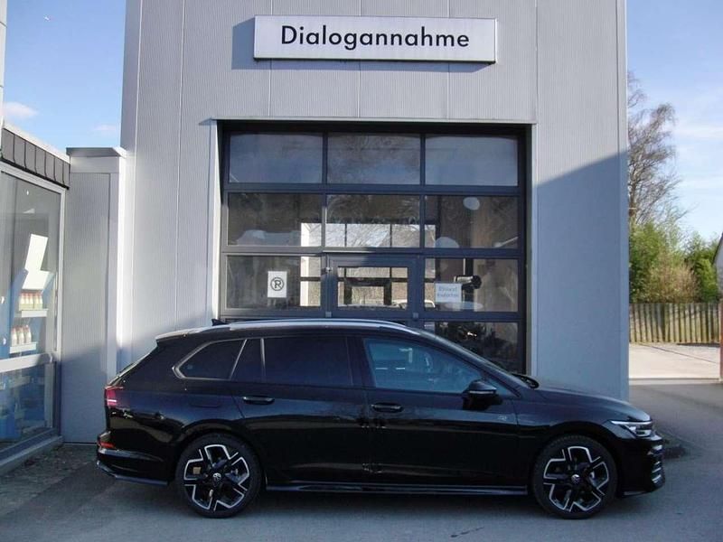 Grenadill black metallic Neu 2025 VW Golf VIII R-line Kombi | 39.930 € (Teuer) - Bild 1/4