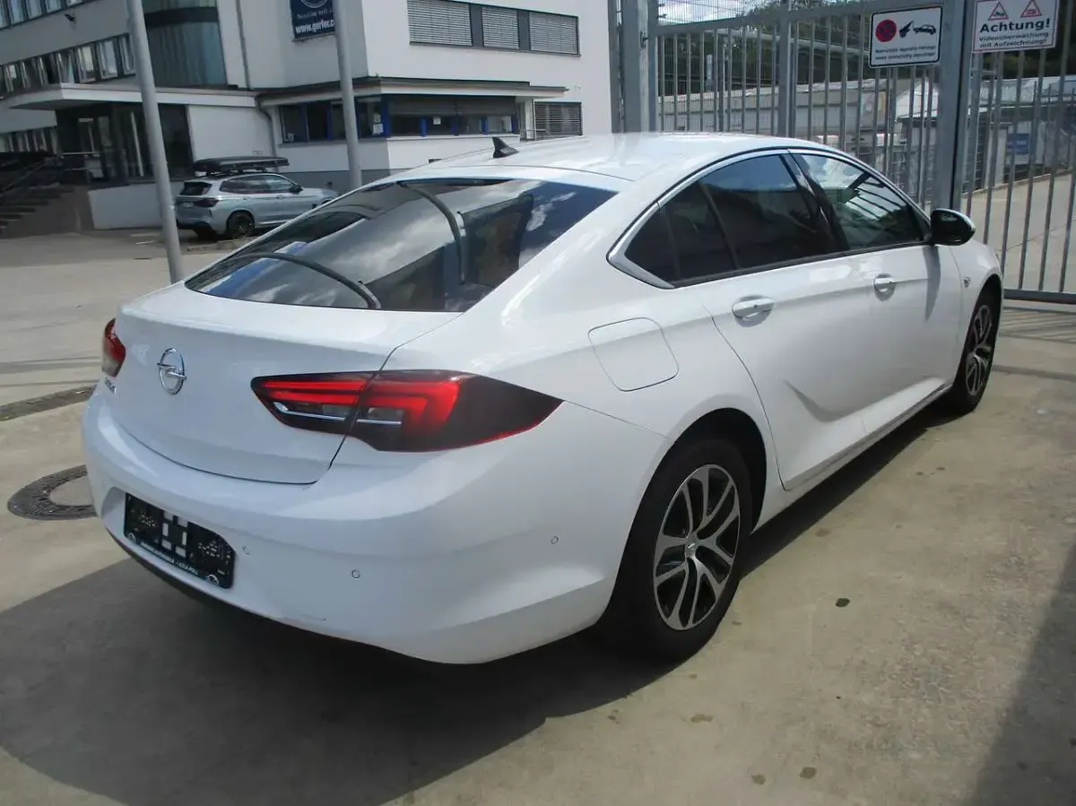 Gebraucht Opel Insignia Edition 136 PS (100 kW) 2018 Schneeweiss/summitwhite/arctic Limousine
