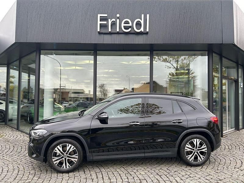 Nachtschwarz unilack Gebraucht 2025 Mercedes GLA200 Edition SUV | 40.750 € (Fairer Preis) - Bild 1/4