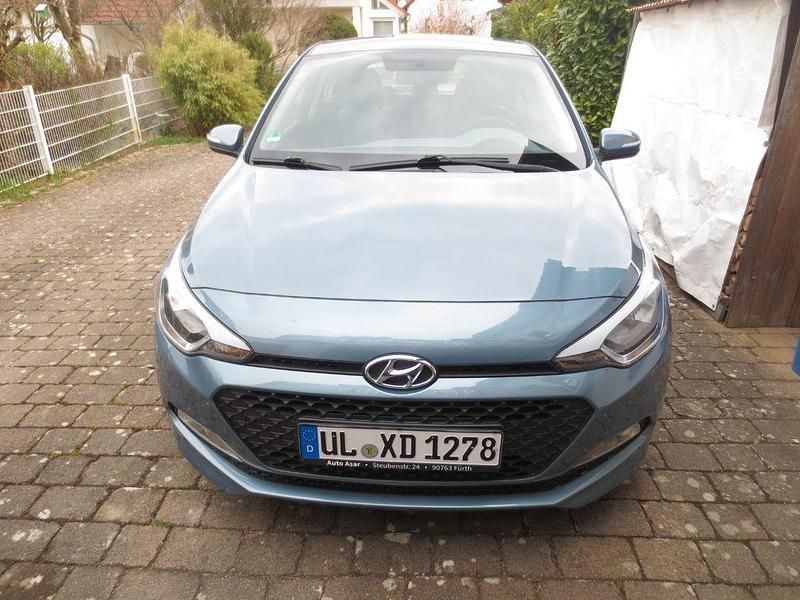 Gebraucht Hyundai i20 84 PS (61 kW) 2017 Blau Limousine