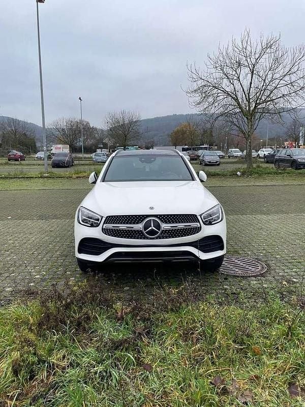 Weiß Gebraucht 2020 Mercedes GLC300 AMG line SUV | 33.250 € (Superpreis) - Bild 1/4