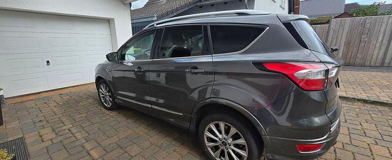 Grau Gebraucht 2017 Ford Kuga Vignale SUV | 14.750 € (Fairer Preis) - Bild 1/4