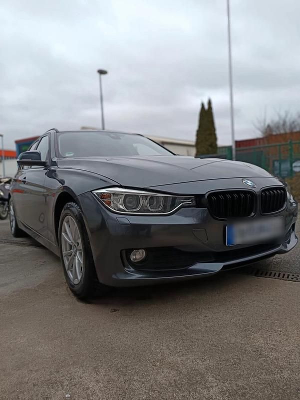 Grau Gebraucht 2014 BMW 320 Kombi | 10.999 € (Guter Preis) - Bild 1/4