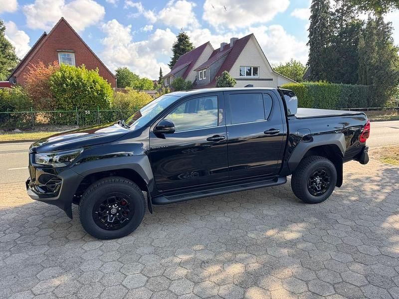 Schwarz Neu 2025 Toyota HiLux Edition Abholung | 66.490 € - Bild 1/4