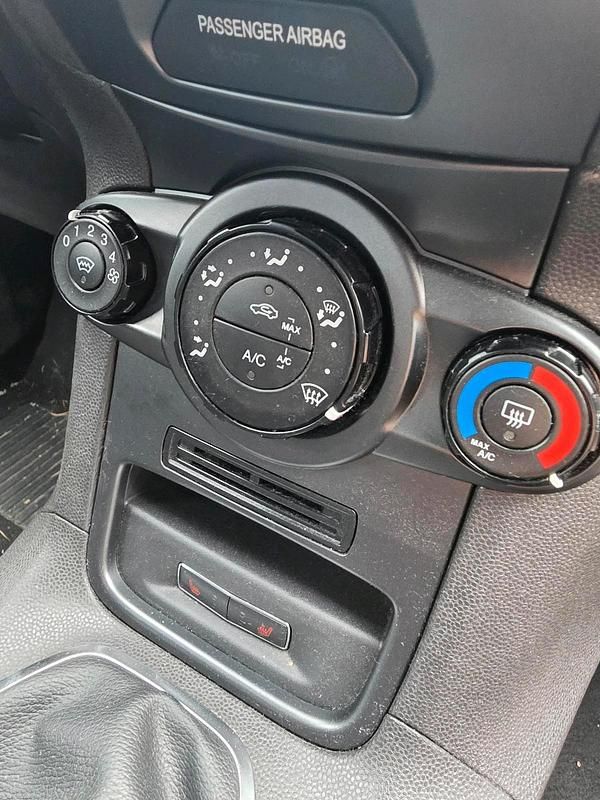 Gebraucht Ford Fiesta Trend 82 PS (60 kW) 2015 Schwarz Kleinwagen