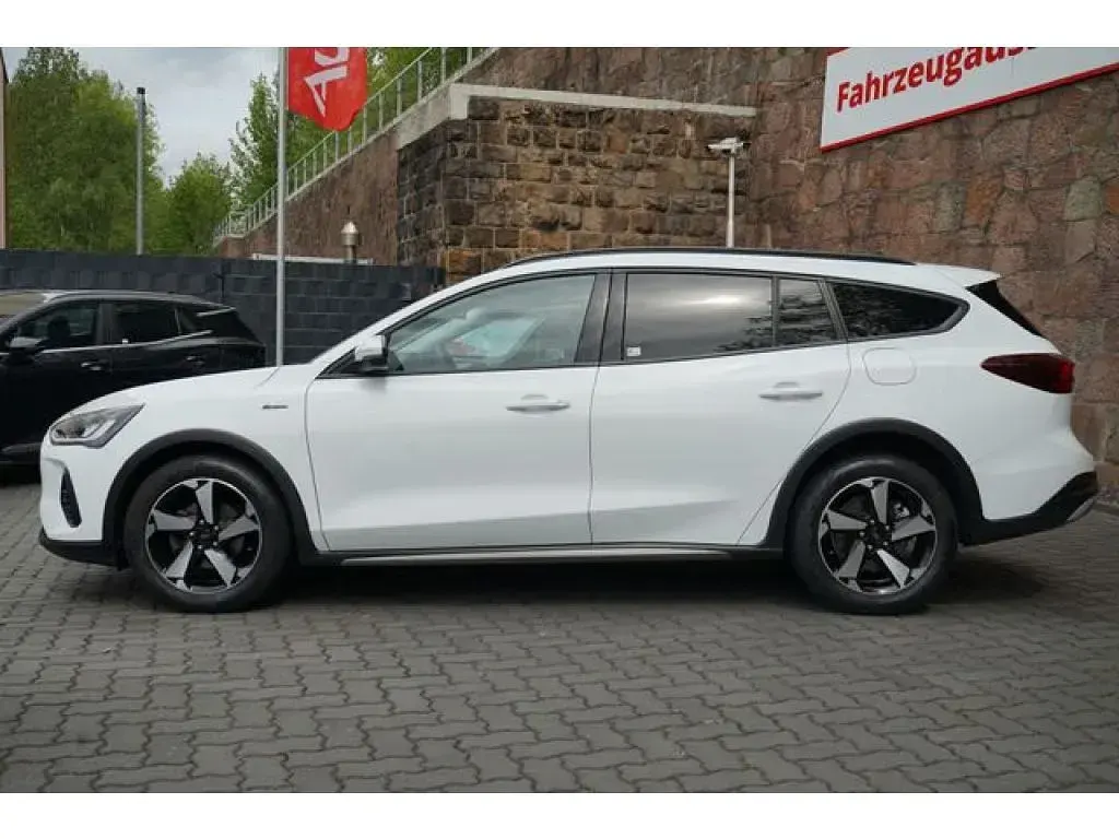 Gebraucht Ford Focus 125 PS (91 kW) 2023 Frostweiß Kombi