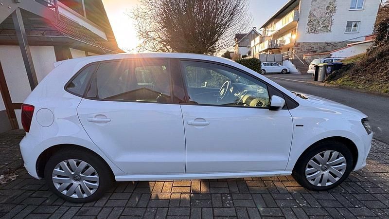 Gebraucht VW Polo LOUNGE 75 PS (55 kW) 2015 Weiß Kleinwagen