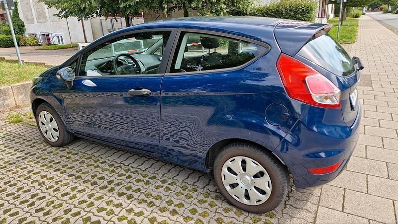 Blau Gebraucht 2016 Ford Fiesta Kleinwagen | 2.900 € (Guter Preis) - Bild 1/4