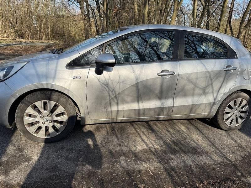 Gebraucht Kia Rio Edition 7 109 PS (80 kW) 2011 Silber Limousine