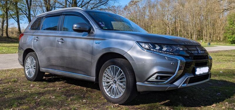 Grau Gebraucht 2020 Mitsubishi Outlander P-HEV Plus SUV | 19.500 € (Fairer Preis) - Bild 1/4