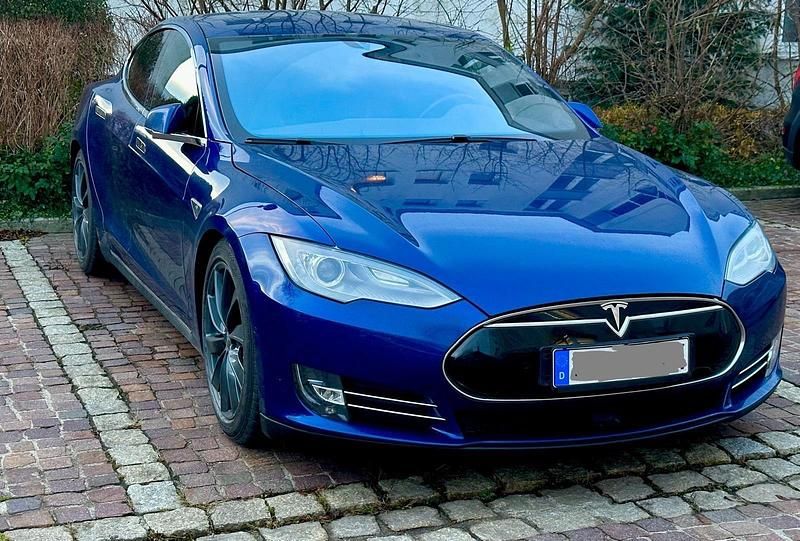Blau Gebraucht 2015 Tesla Model S Kleinwagen | 20.000 € (Fairer Preis) - Bild 1/4