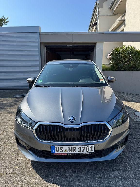 Grau Gebraucht 2024 Skoda Fabia Style Limousine | 20.999 € (Fairer Preis) - Bild 1/4