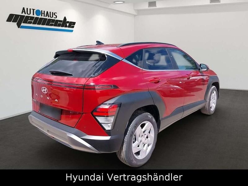 Gebraucht Hyundai Kona Trend 120 PS (88 kW) 2023 Ultimate red / met SUV