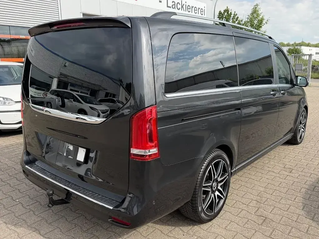 Gebraucht Mercedes V220 Avantgarde 237 PS (174 kW) 2022 Graphitgrau Van / Kleinbus