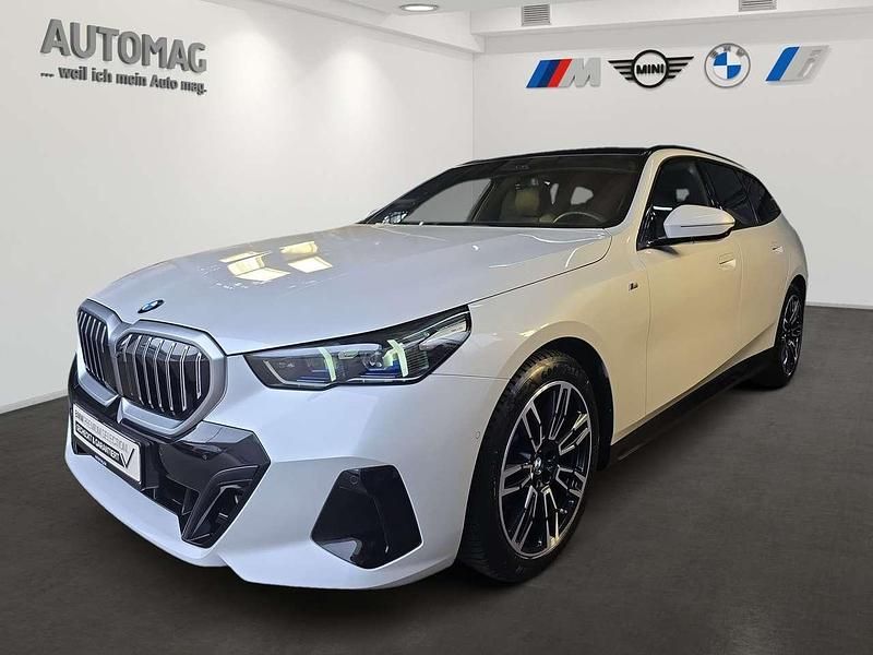 Weiß Gebraucht 2024 BMW 520 Performance Kombi | 49.990 € (Guter Preis) - Bild 1/4