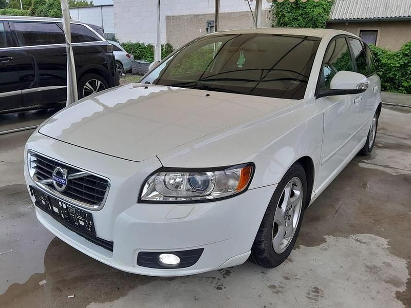Weiß Gebraucht 2011 Volvo V50 Business Edition Kombi | 3.290 € (Fairer Preis) - Bild 1/4