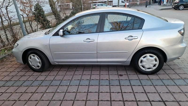 Grau Gebraucht 2005 Mazda 3 Limousine | 1.800 € (Fairer Preis) - Bild 1/4
