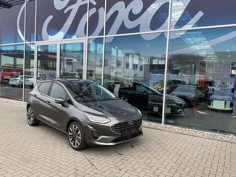 Lackierung metallic "magnetic" grau Gebraucht 2023 Ford Fiesta Titanium X Kleinwagen | 23.190 € (Teuer) - Bild 1/4