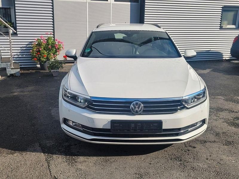 Gebraucht VW Passat R 150 PS (110 kW) 2018 Weiß Kombi