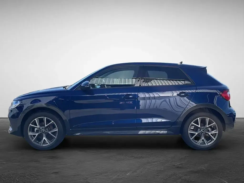 Gebraucht Audi A1 Basis 116 PS (85 kW) 2025 Blau (navarrablau metallic) SUV