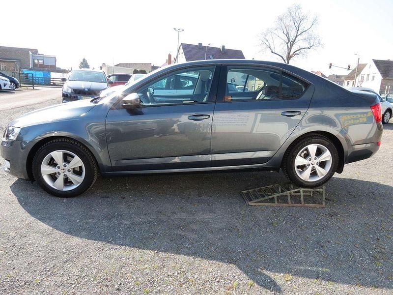 Gebraucht Skoda Octavia Elegance 105 PS (77 kW) 2015 Grau Kleinwagen