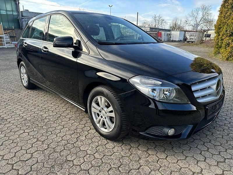 Gebraucht Mercedes B180 122 PS (89 kW) 2012 Schwarz Kleinwagen