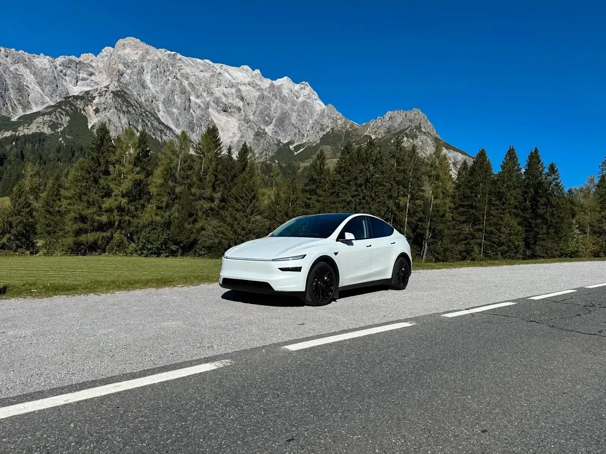 Gebraucht Tesla Model Y Standard Range 220 kW (300 PS) 2025 Weiß SUV