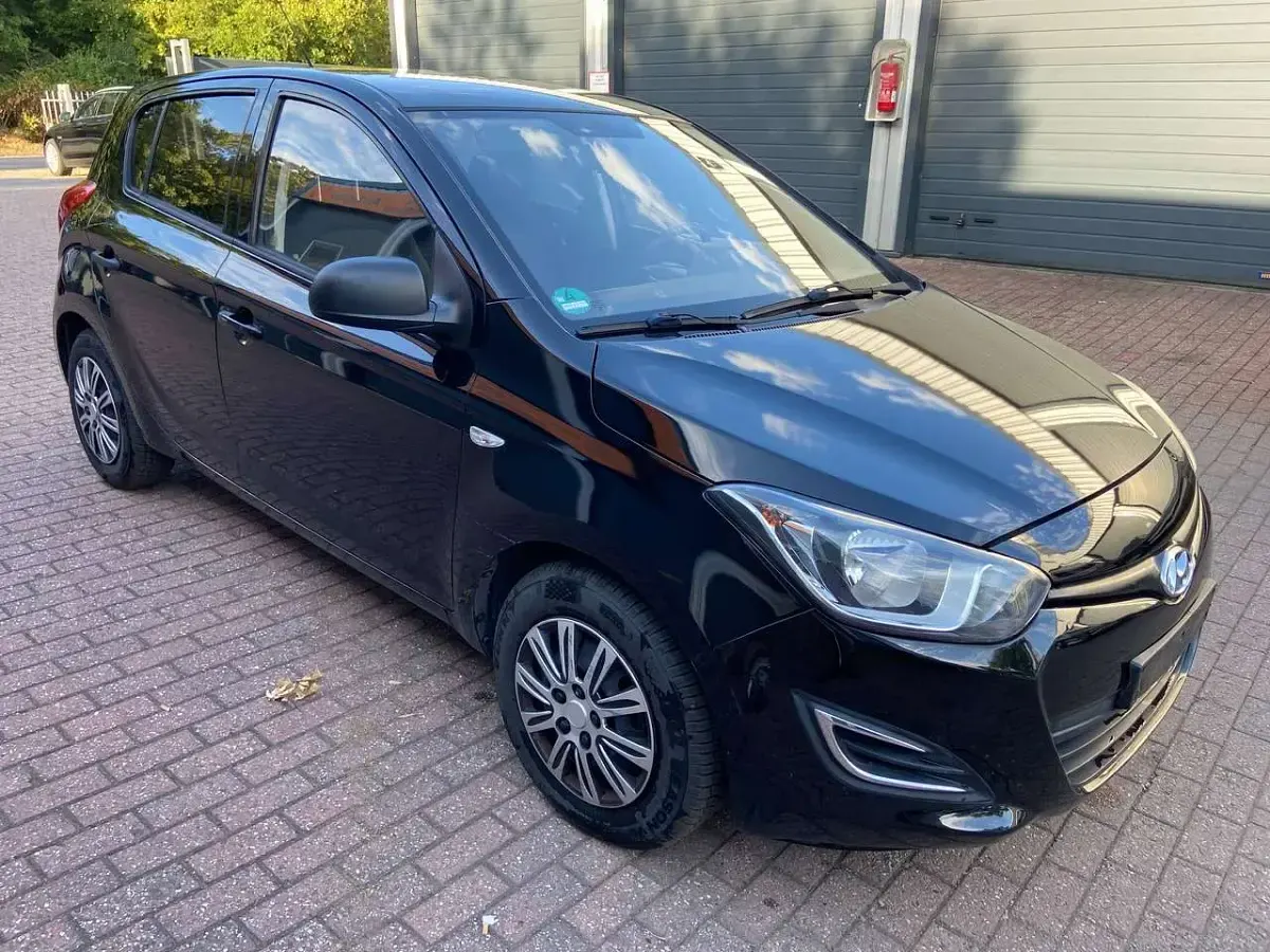 Gebraucht Hyundai i20 Trend 101 PS (74 kW) 2014 Schwarz Kleinwagen