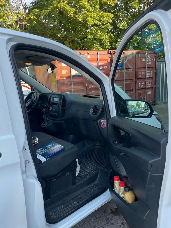 Weiß Gebraucht 2017 Mercedes Vito Van / Kleinbus | 10.500 € (Superpreis) - Bild 1/4