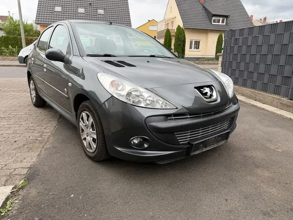 Gebraucht Peugeot 206 73 PS (53 kW) 2012 Grau Limousine