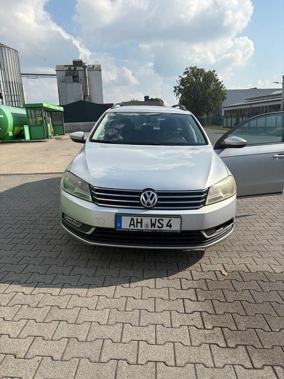 Silber Gebraucht 2011 VW Passat Trendline Kombi | 5.800 € (Guter Preis) - Bild 1/4