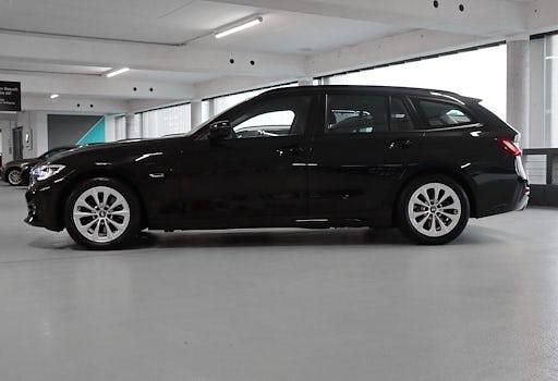 Gebraucht BMW 320e Advantage 204 PS (150 kW) 2022 Schwarz Kombi