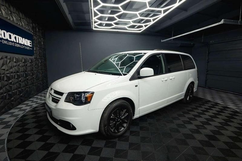 Weiß Gebraucht 2019 Dodge Grand Caravan Van / Kleinbus | 17.990 € (Etwas zu teuer) - Bild 1/3