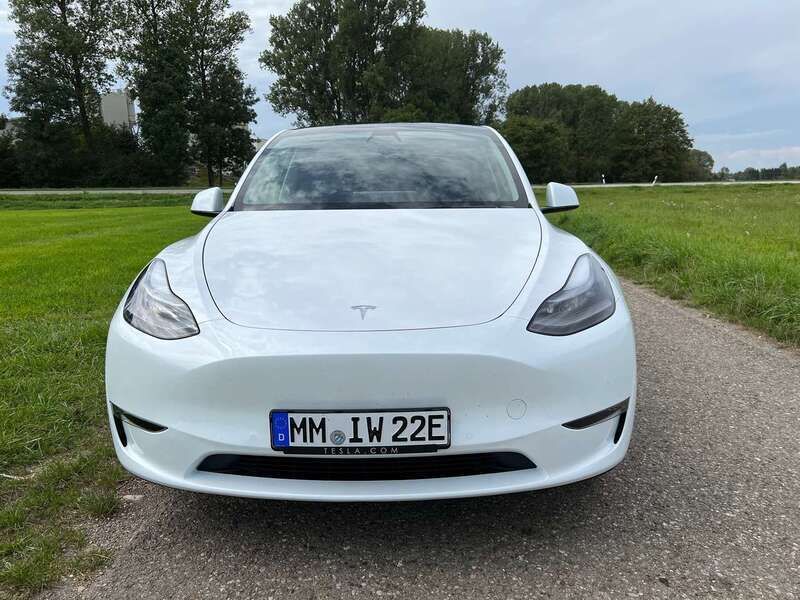 Weiß Gebraucht 2022 Tesla Model Y Long Range AWD SUV | 35.900 € (Etwas zu teuer) - Bild 1/4