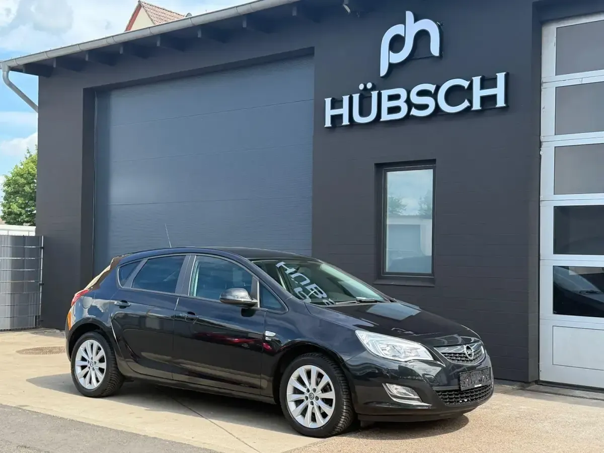 Gebraucht Opel Astra 140 PS (102 kW) 2012 Schwarz Limousine
