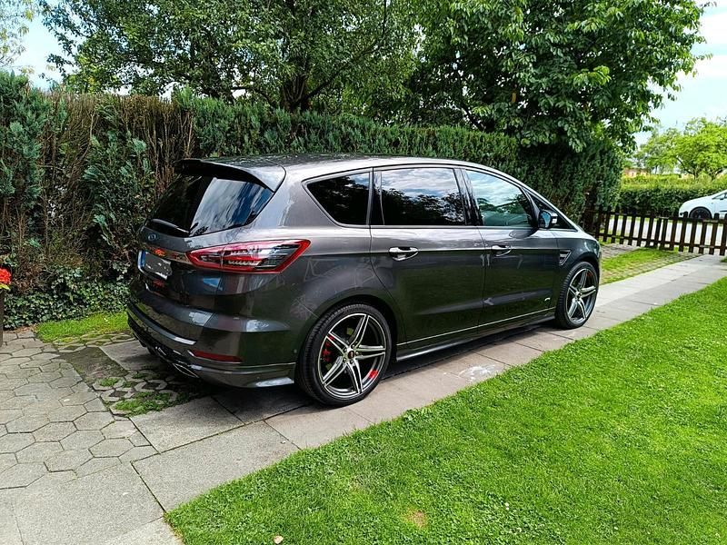 Grau Gebraucht 2018 Ford S-MAX ST-Line Van / Kleinbus | 22.499 € - Bild 1/4