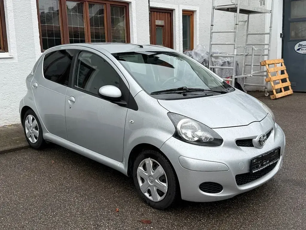Gebraucht Toyota Aygo Edition 68 PS (50 kW) 2012 Silber Kleinwagen