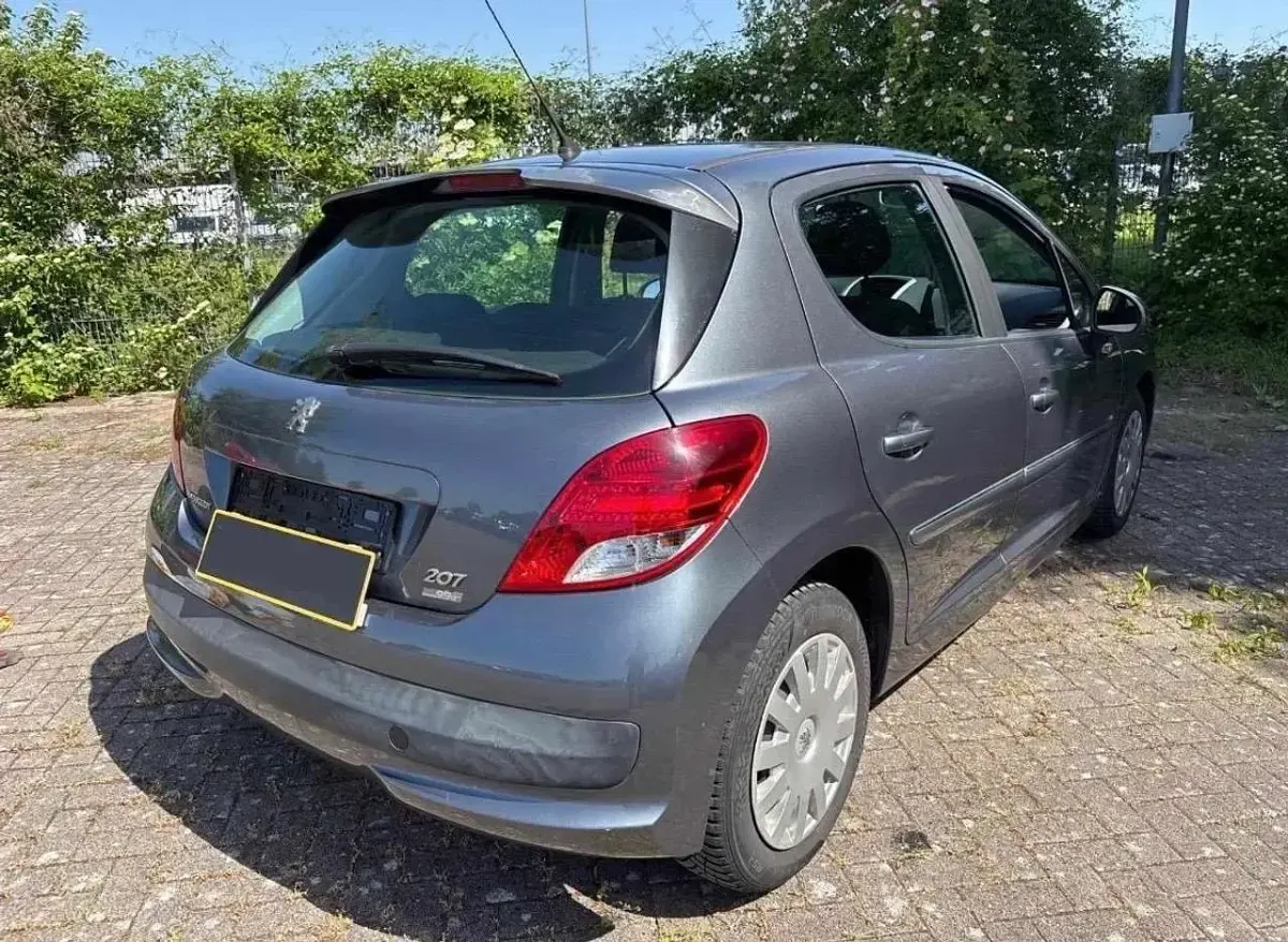 Gebraucht Peugeot 207 90 PS (66 kW) 2010 Lack grau thorium/metallic Limousine
