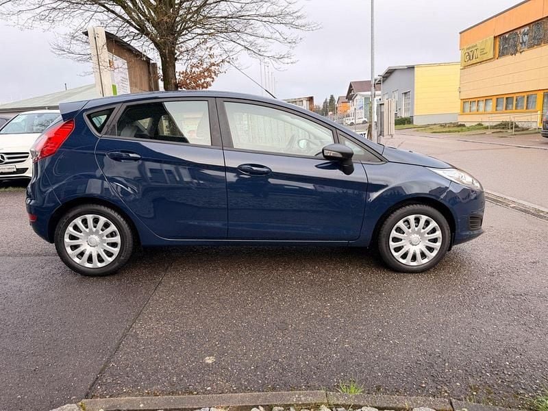 Gebraucht Ford Fiesta Trend 101 PS (74 kW) 2015 Blau Kleinwagen
