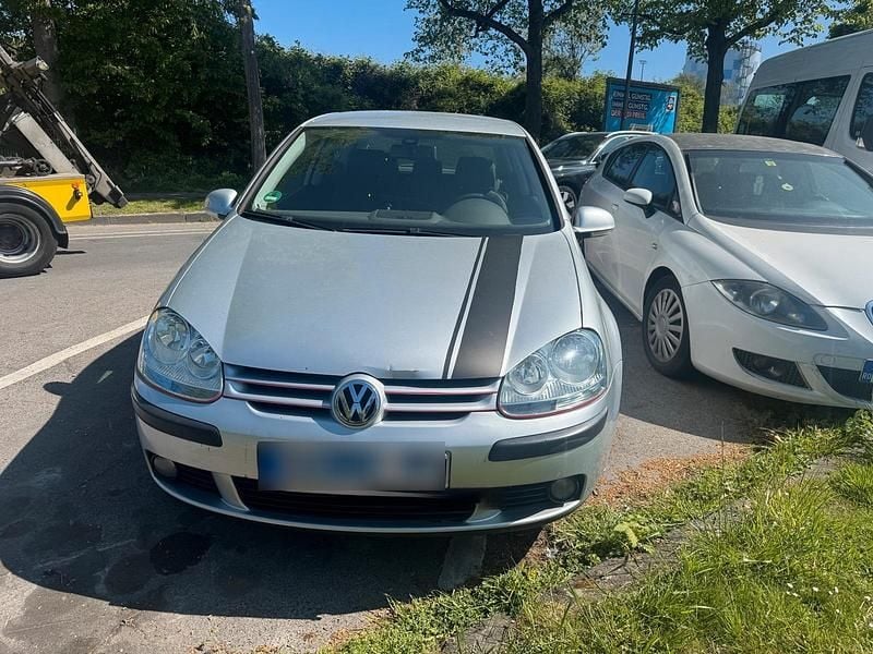 Second-hand VW Golf IV 101 CP (74 kW) 2004 Argintiu Hatchback
