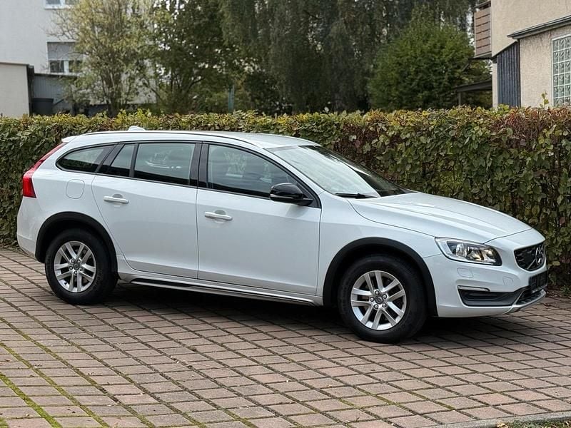 Weiß Gebraucht 2016 Volvo V60 CC Kombi | 12.400 € (Superpreis) - Bild 1/4