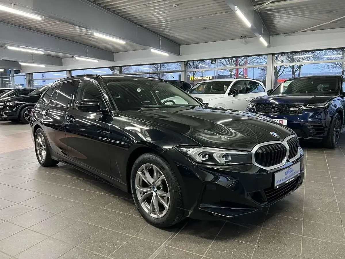 Gebraucht BMW 320 190 PS (139 kW) 2023 Saphirschwarz Kombi