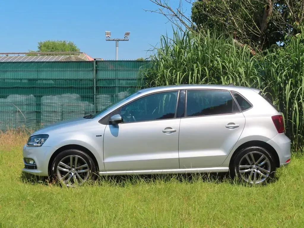 Gebraucht VW Polo LOUNGE 90 PS (66 kW) 2015 Silber Limousine