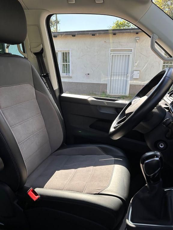 Second-hand VW Multivan Highline 204 CP (150 kW) 2023 Negru Monovolum