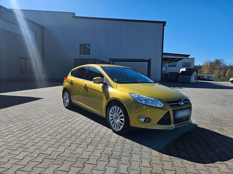 Używany Ford Focus Titanium 150 KM (110 kW) 2011 Żółty Sedan/Limuzyna