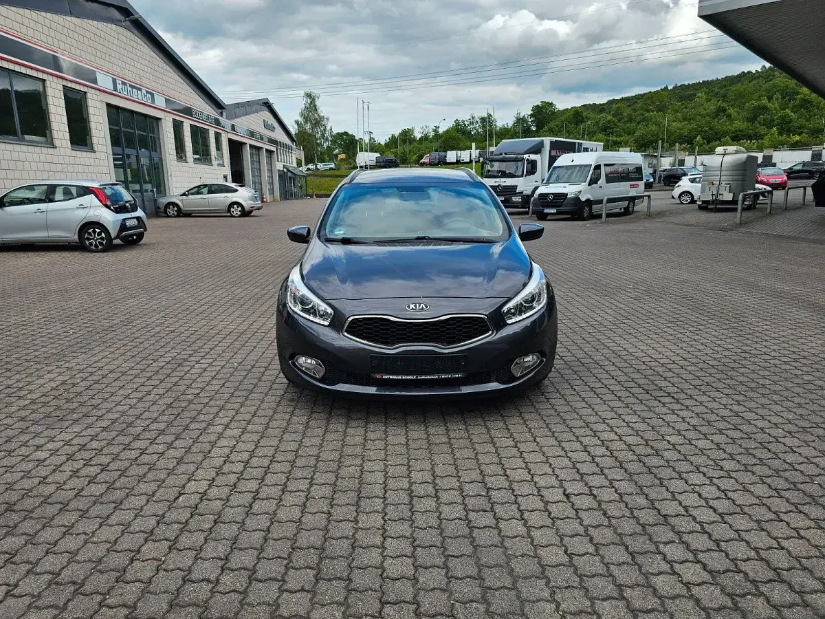 Gebraucht Kia Ceed FIFA World Cup Edition 128 PS (94 kW) 2014 Grau Kleinwagen